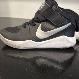 Nike TeamHustle Kids Black and White Sneakers size 2.5